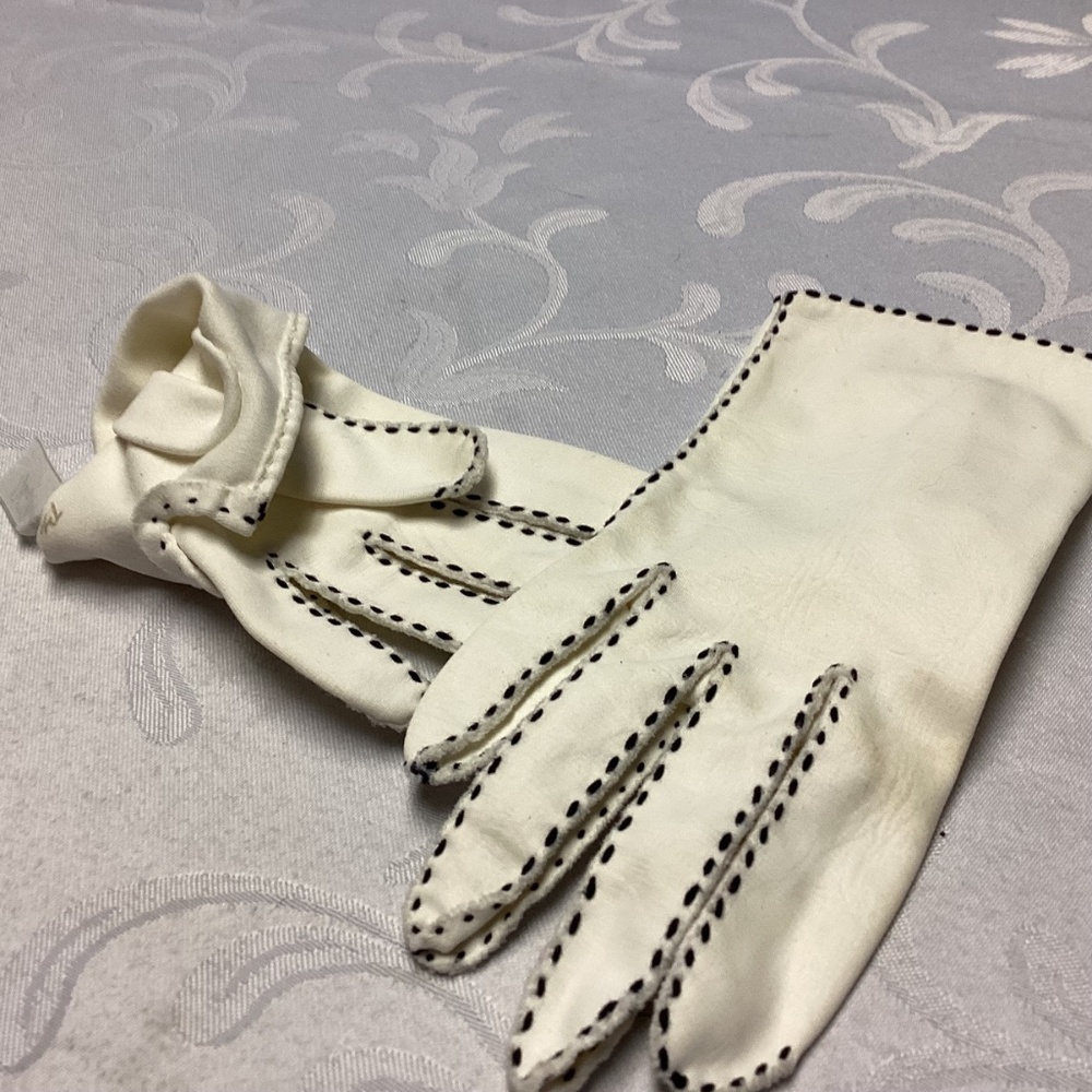 Elegant Cream Leather Fingerless Gloves - Picture 2 of 8